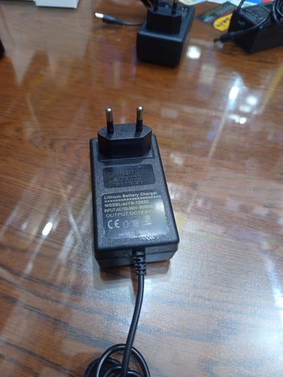 12.6V2A Li-ion Battery Charger 11.1V12V3 Series 18650 Li-ion Battery Polymer Charger_img_3